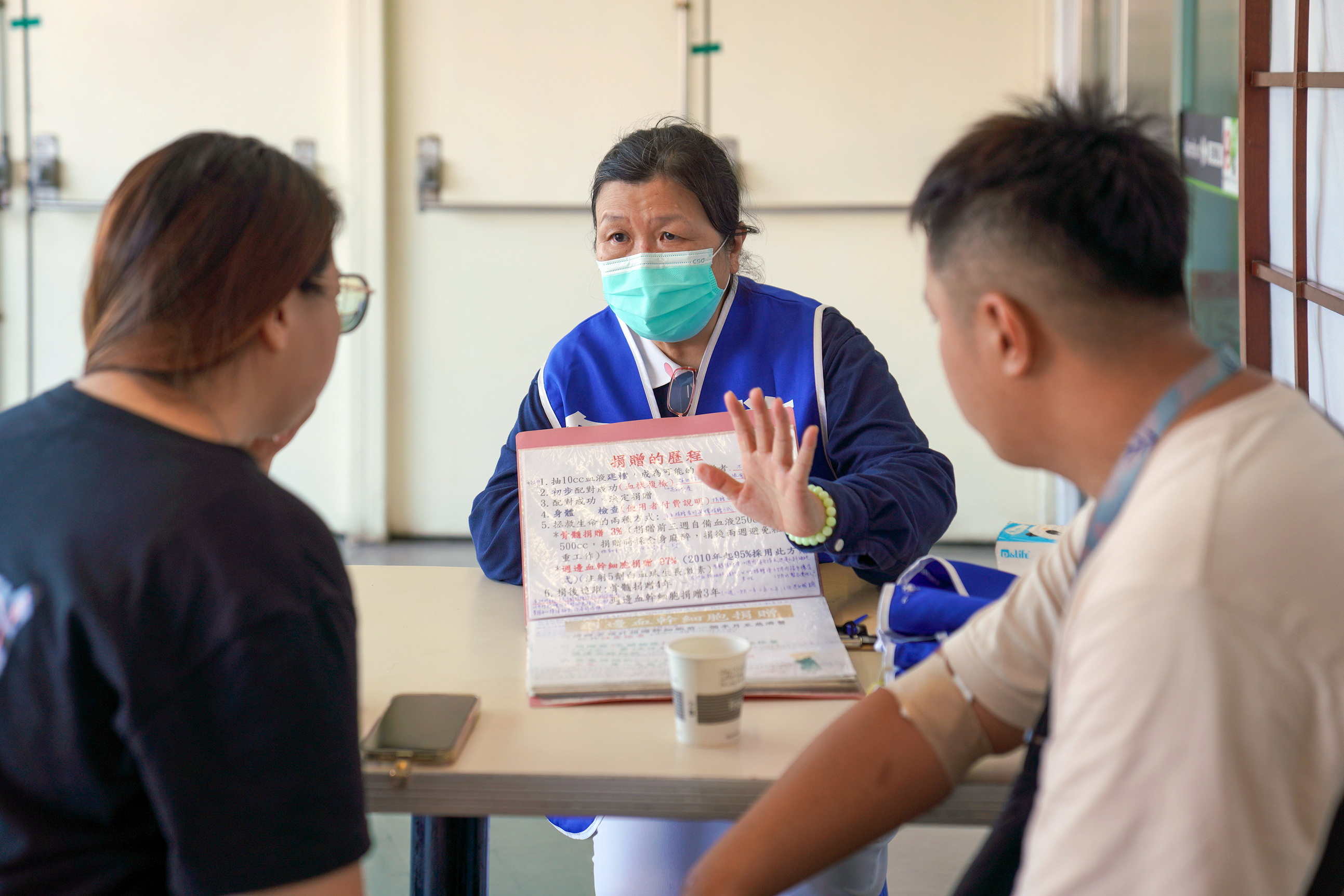 ▲彰化皇家扶輪社與慈濟基金會彰化分會在「家樂福」彰化店舉辦造血幹細胞捐贈．驗血宣導活動，活動吸引民眾參與。（慈濟基金會提供）