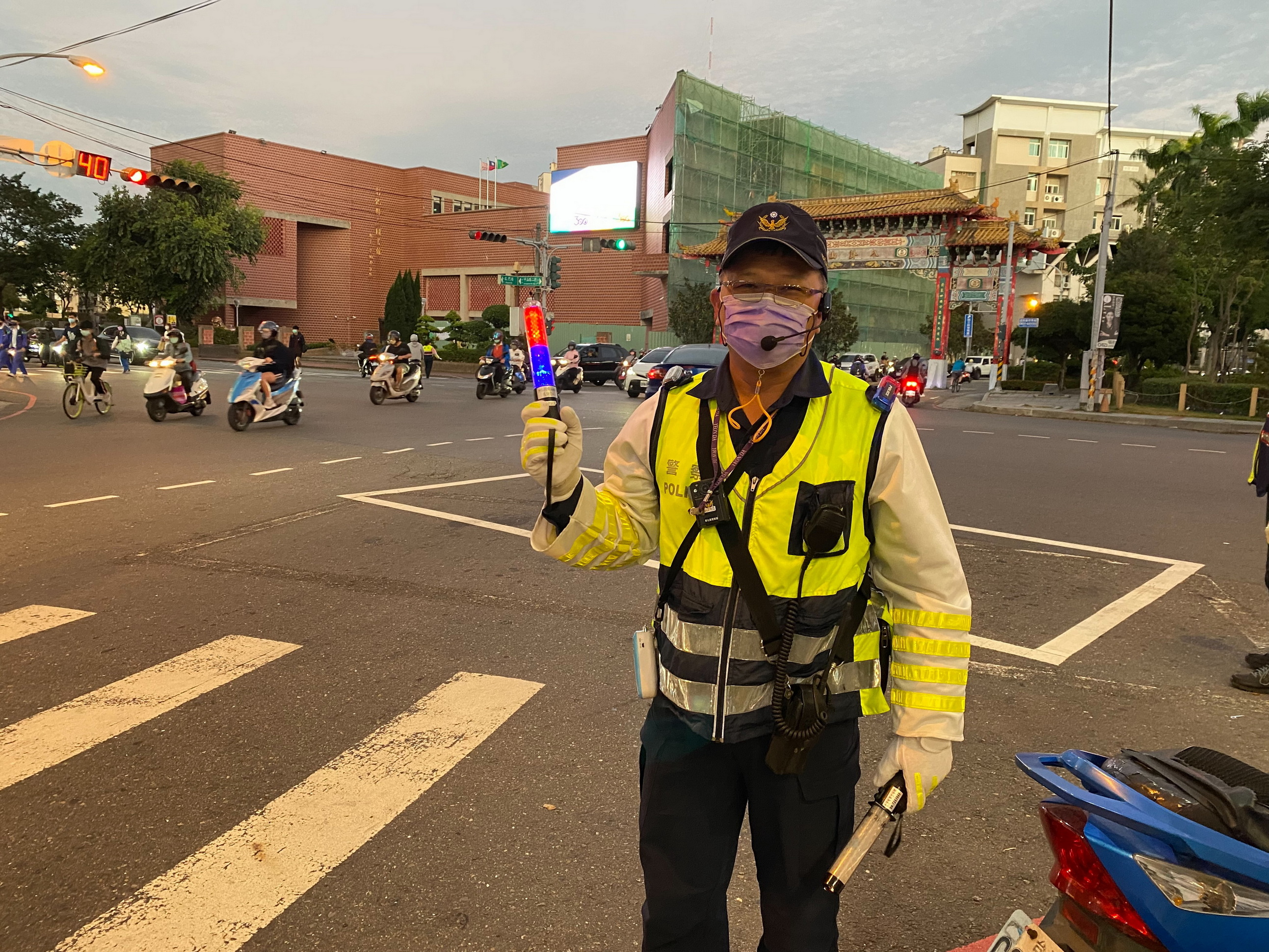 ▲在擔任交通隊警員期間,江敦霖經常手持自製標語,站在彰化市街頭提醒駕駛人注意行車安全,贏得「嗶嗶哥」稱號,曾榮獲金安獎。(資料照 記者張溎壕攝)
