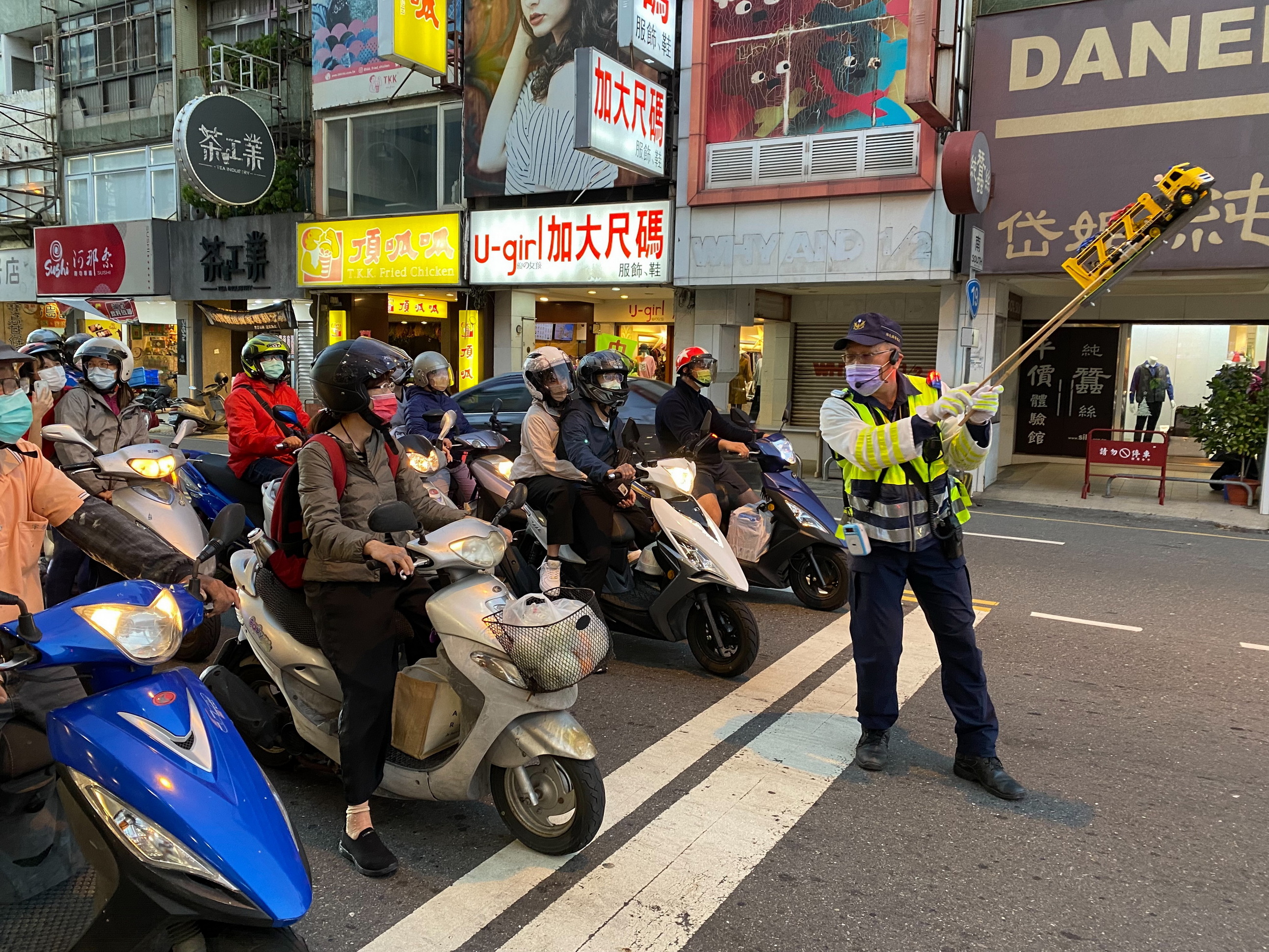 ▲在擔任交通隊警員期間，江敦霖經常手持自製標語，站在彰化市街頭提醒駕駛人注意行車安全，贏得「嗶嗶哥」稱號，曾榮獲金安獎。（資料照　記者張溎壕攝）