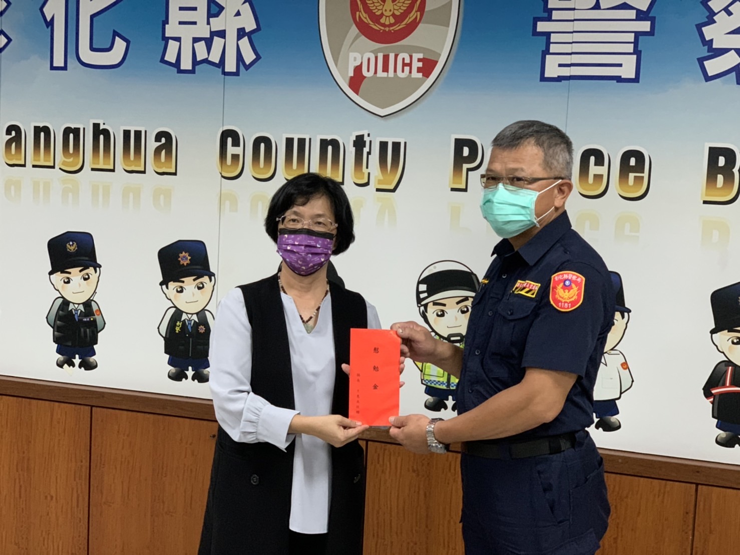 ▲在擔任交通隊警員期間，江敦霖經常手持自製標語，站在彰化市街頭提醒駕駛人注意行車安全，贏得「嗶嗶哥」稱號，曾榮獲金安獎。（資料照　記者張溎壕攝）