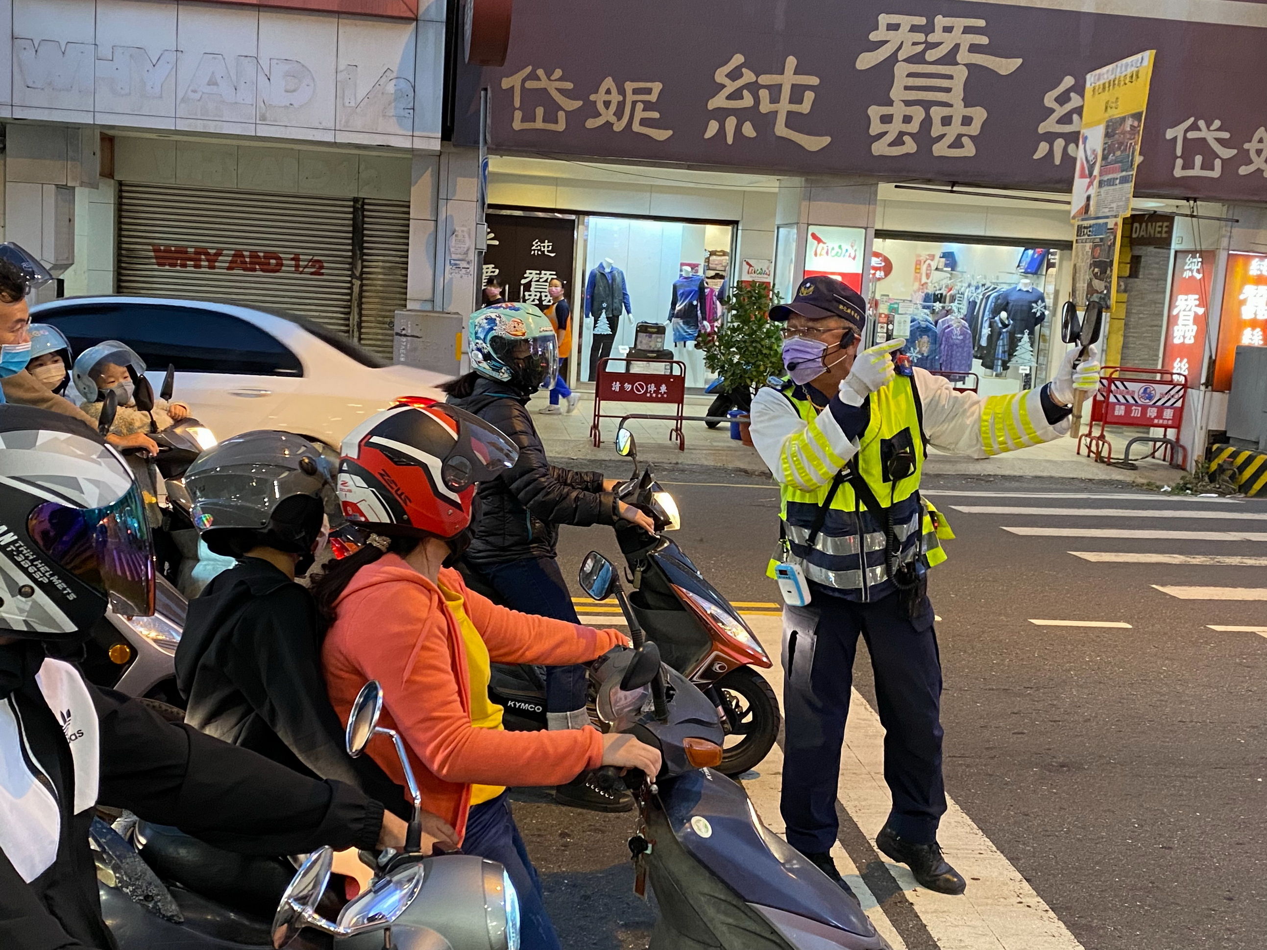 ▲在擔任交通隊警員期間，江敦霖經常手持自製標語，站在彰化市街頭提醒駕駛人注意行車安全，贏得「嗶嗶哥」稱號，曾榮獲金安獎。（資料照　記者張溎壕攝）