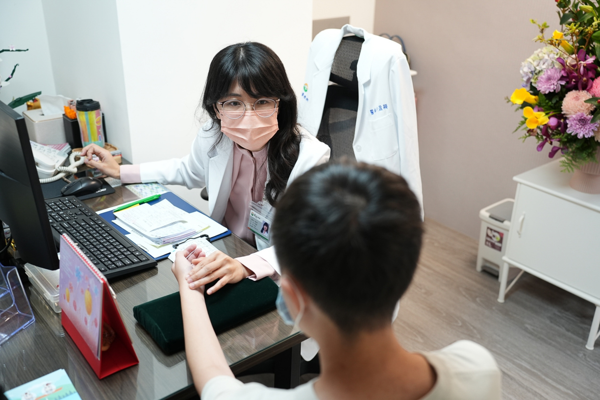 ▲藍田馬光中醫診所何盈穎院長親切地幫患者問診。（圖/馬光中醫診所提供）