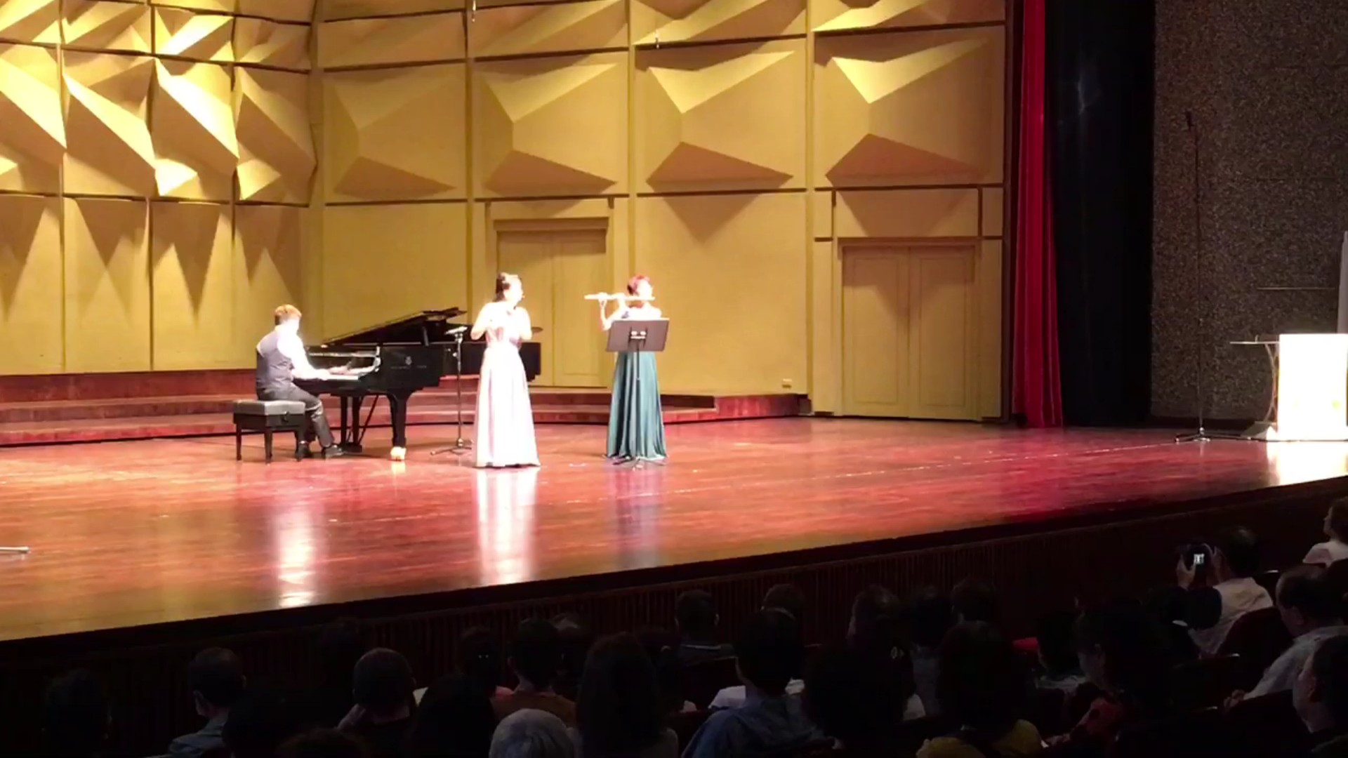 ▲彰化松柏扶輪社於員林演藝廳舉辦「與Eye同行，聆聽心曲」慈善音樂會，讓現場充滿了感動和溫馨。（記者張溎壕攝）