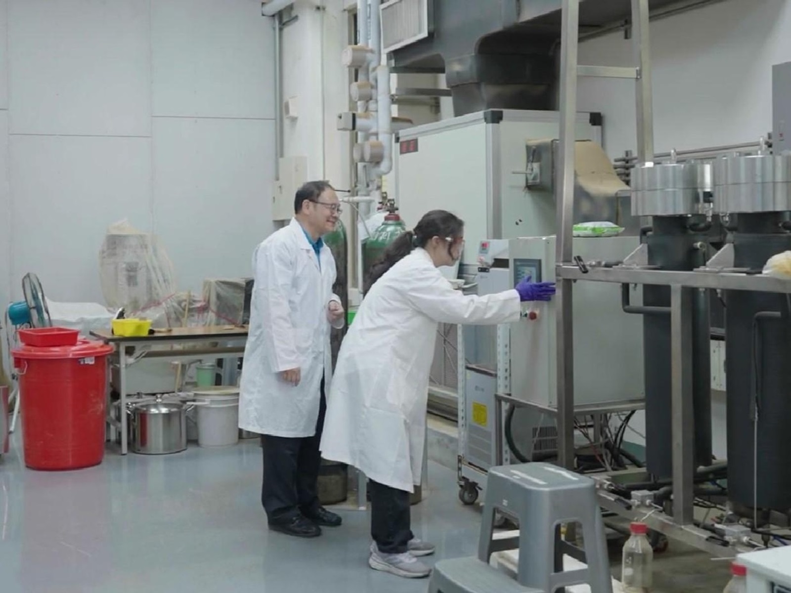 王佳卉同學於勤益科大實習工廠與指導老師討論