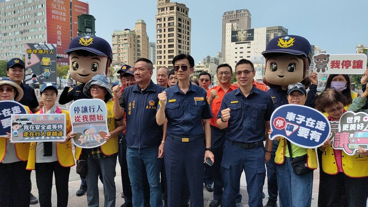 高雄小萌警路口宣導「車輛慢看停、行人安全行」