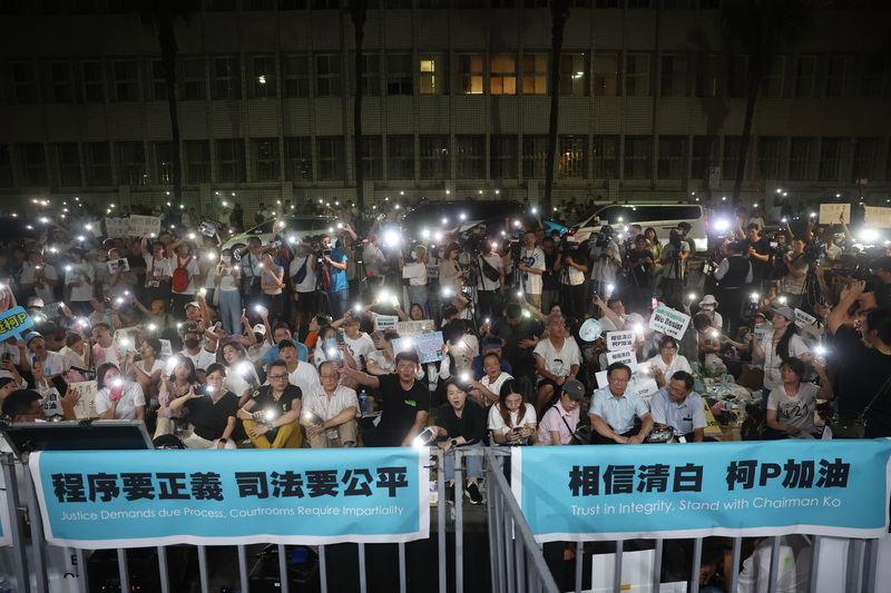 民眾黨主席柯文哲1日晚間11時完成羈押庭訊問,同一時間,支持者在北檢前靜坐聲援。圖/中央社