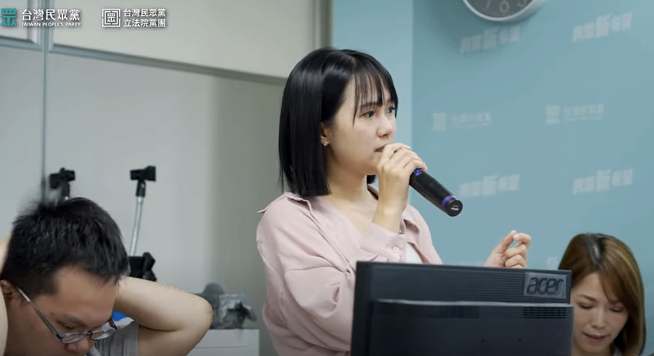 9月1日是記者節,記者出身的民眾黨發言人吳怡萱當天卻在記者會上公開嗆記者。圖/截圖自民眾之聲YT
