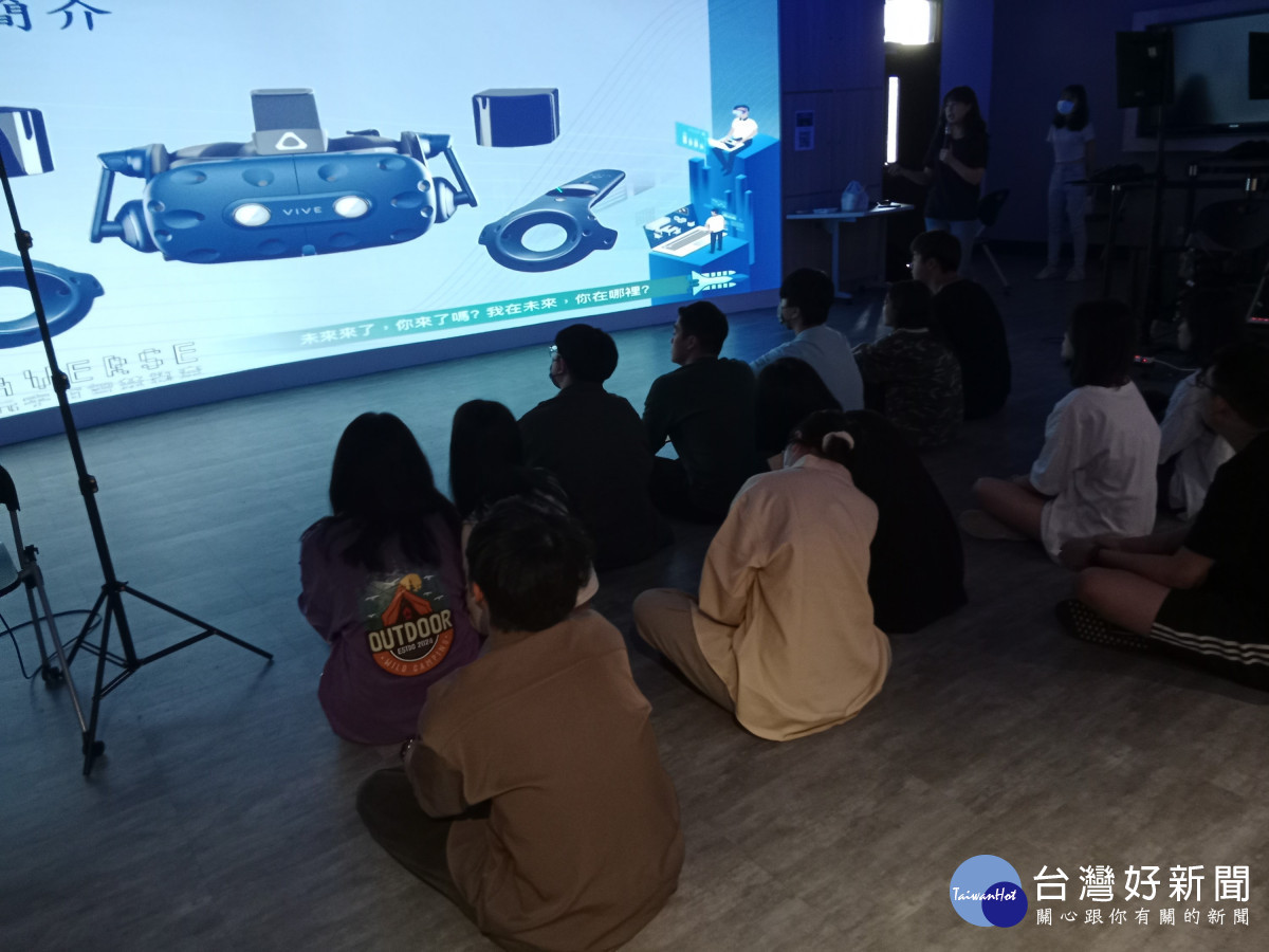 中原大學舉辦AI相關課程與活動,學生聆聽VR工具使用說明。<br /><br /> <br /><br />