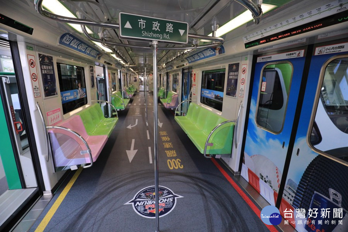 經授權的中捷彩繪車廂,打造成賽道模樣。