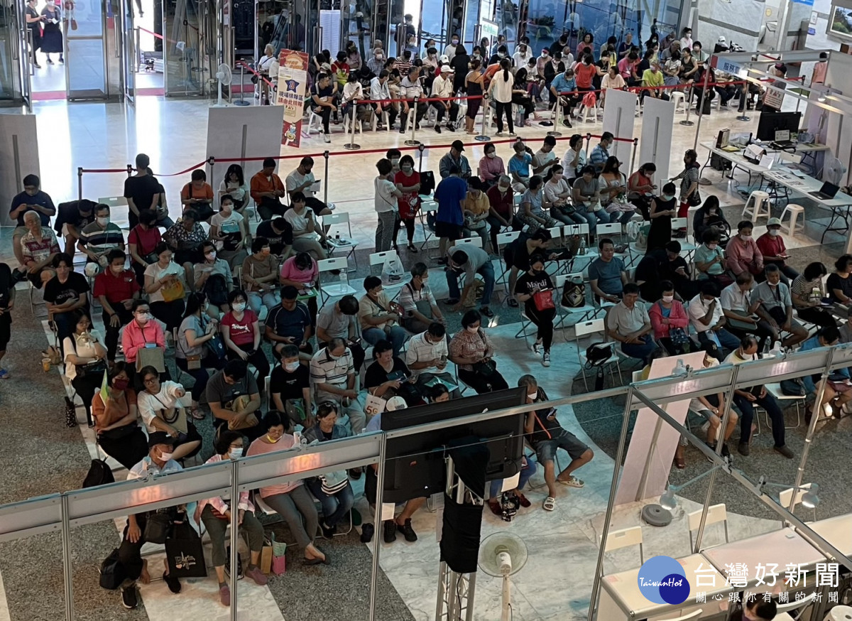 嘉義市購物節滿千送百活動最後一天,民眾歡喜領現金/陳致愷翻攝