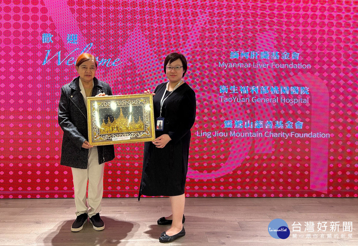 緬甸肝臟基金會理事長Dr. Khin Pyone Kyi(左)感謝沃醫學捐贈4台超音波。(圖由靈鷲山慈善基金會提供)