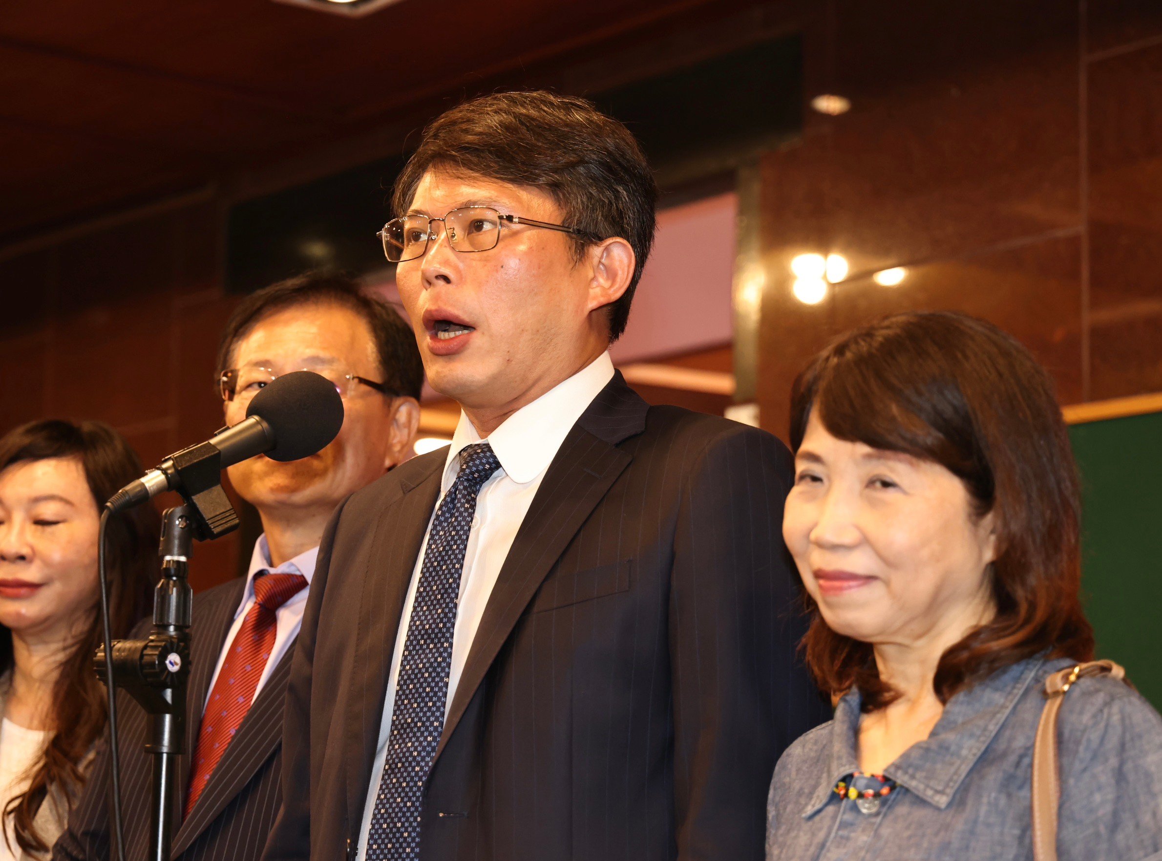 民眾黨立院黨團總召黃國昌(右2)批北檢,馬拉松式訊問柯文哲是荒腔走板。林啟弘攝