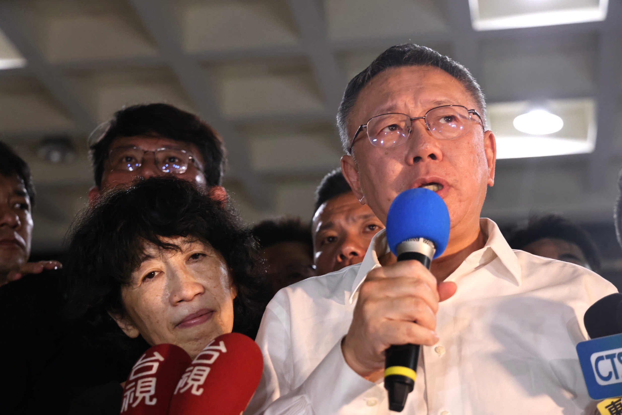 民眾黨主席柯文哲被控涉京華城弊案遭聲押,在2日獲無保請回,但資深媒體人黃暐瀚認為考驗才正要開始。林啟弘攝