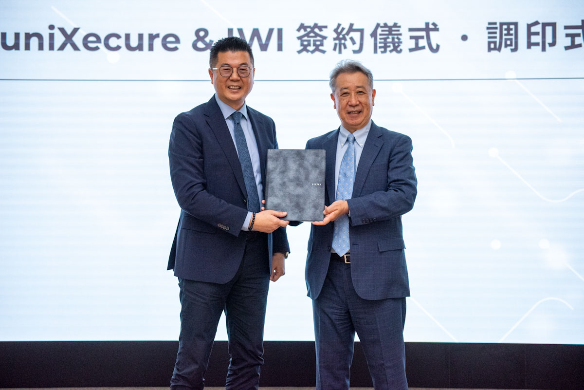 智慧資安科技與日本友商IWI株式会社簽署合作協議。智慧資安科技董事長詹伊正(左)、日本IWI株式會社社長佐藤邦光(右)