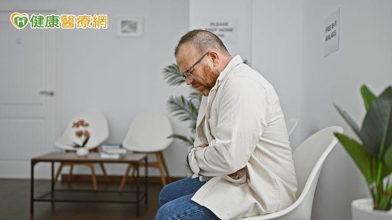 肚子悶痛一檢查巨大腫瘤阻塞腸道 醫驚揭:是免疫疾病造成