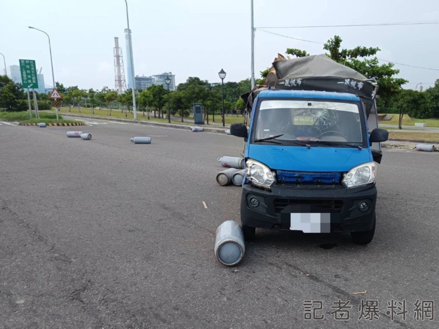 ▲載送瓦斯桶的小貨車與曳引車碰撞,造成瓦斯桶散落一地。(圖/民眾提供)