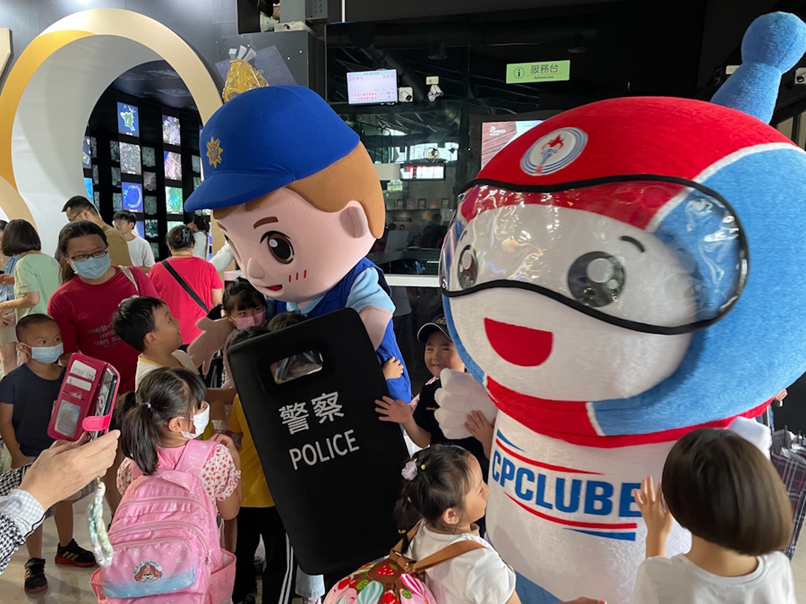 嘉義縣警局與中油聯名推出「LUBY刑警娃娃」反詐 「油」您真好