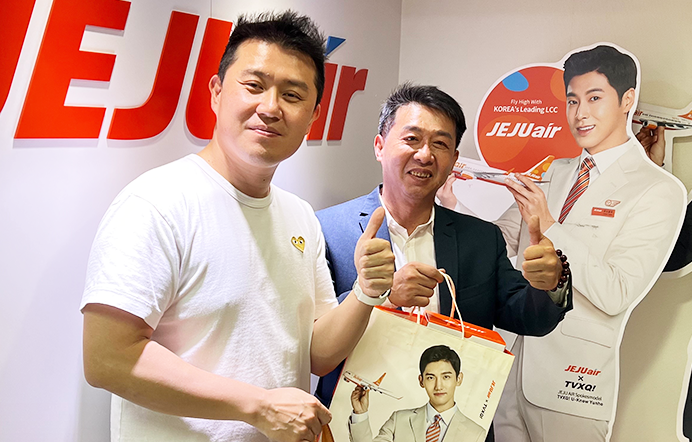 ▲許智桀於社群貼出與濟州航空台灣總經理朴星郁的合照(記者李堂安翻攝)