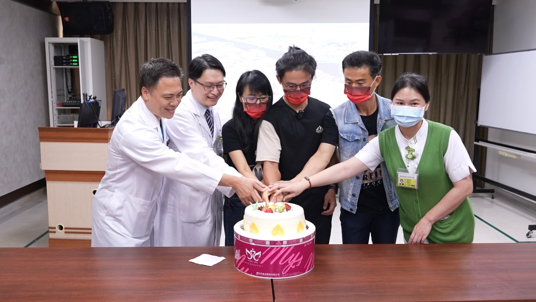 ▲彰濱海龍離岸風電場二氧化碳外洩事件,幸運獲救的呂先生在父母的陪同,返回彰濱秀傳醫院回診,院方貼心的準備重生蛋糕慶祝康復。(記者張溎壕攝)