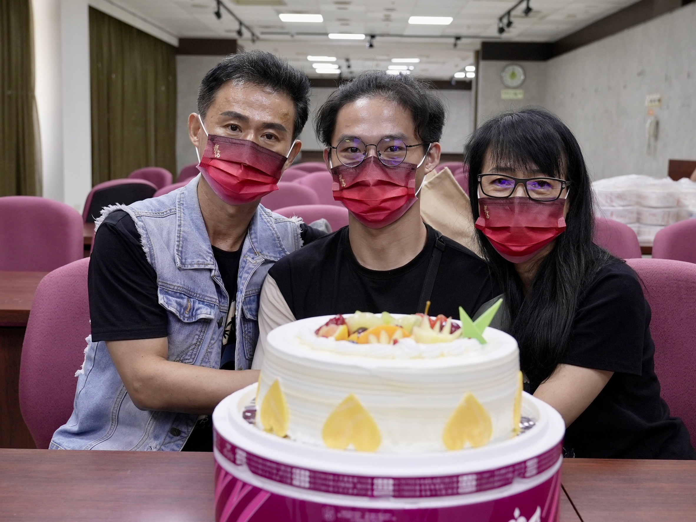 ▲彰濱海龍離岸風電場二氧化碳外洩事件，幸運獲救的呂先生在父母的陪同，返回彰濱秀傳醫院回診，院方貼心的準備重生蛋糕慶祝康復。（記者張溎壕攝）