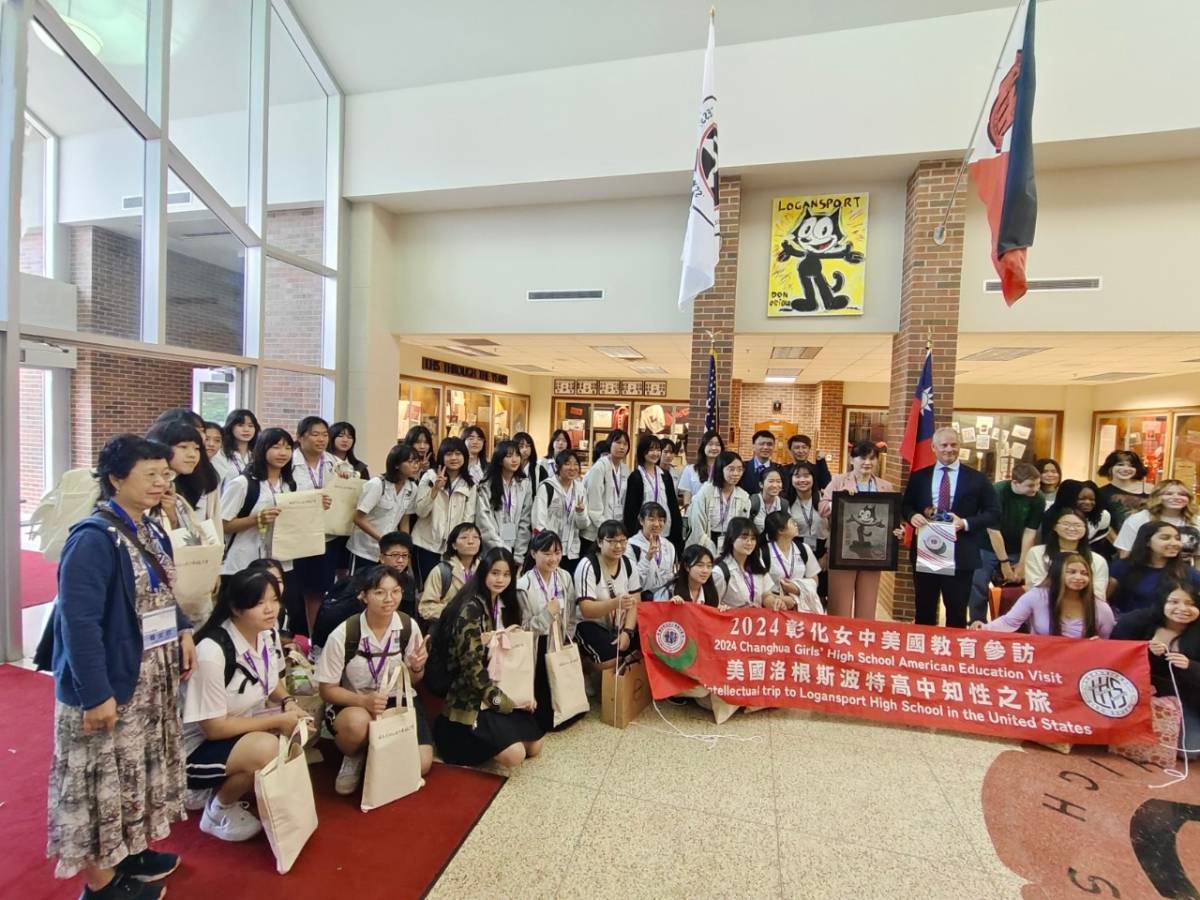 ▲彰化女中校長陳香妘帶領36位同學首度前往美國印地安納州，展開實體語言及教育文化之旅。（彰化女中提供）
