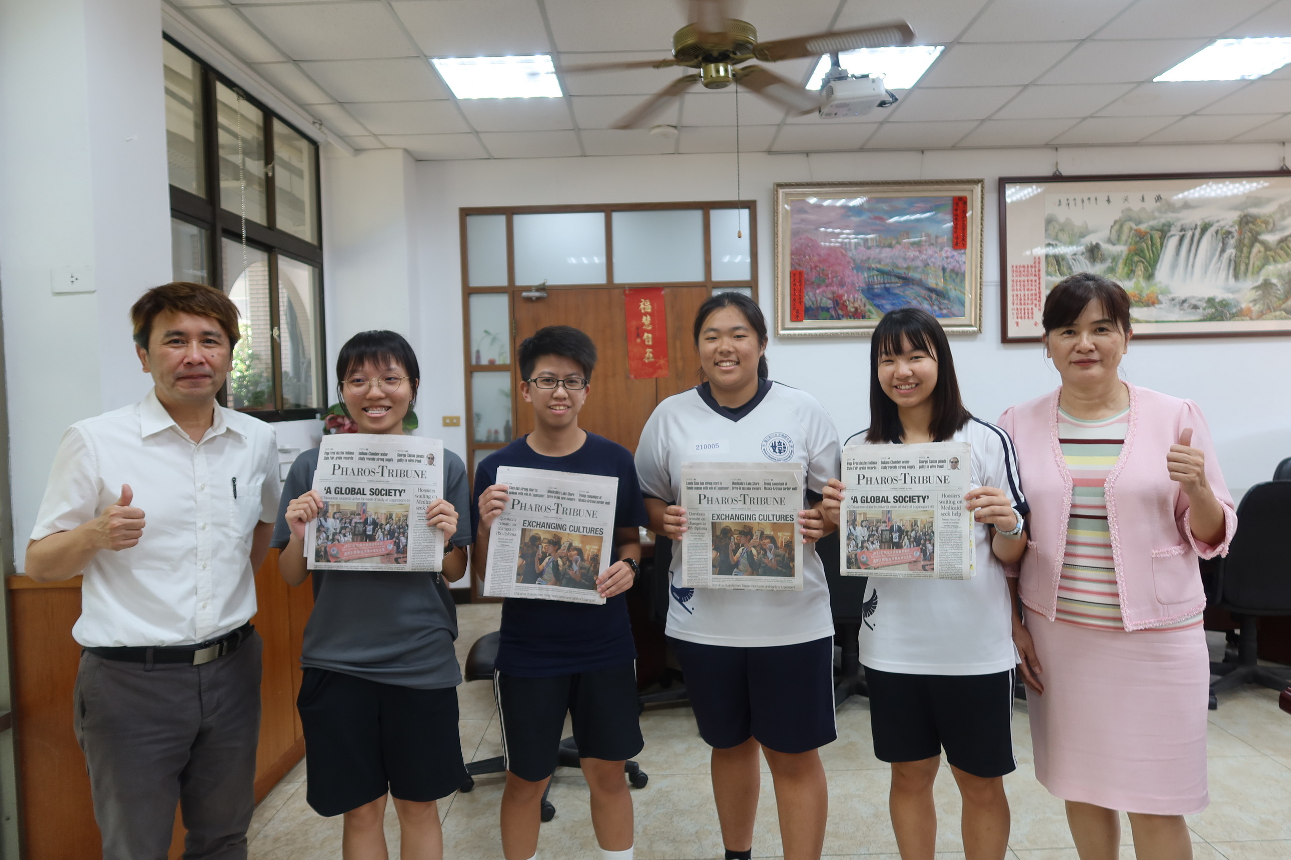 ▲彰化女中校長陳香妘和同學們分享這趟「美國交流學習之旅」豐富收穫。（記者張溎壕攝）