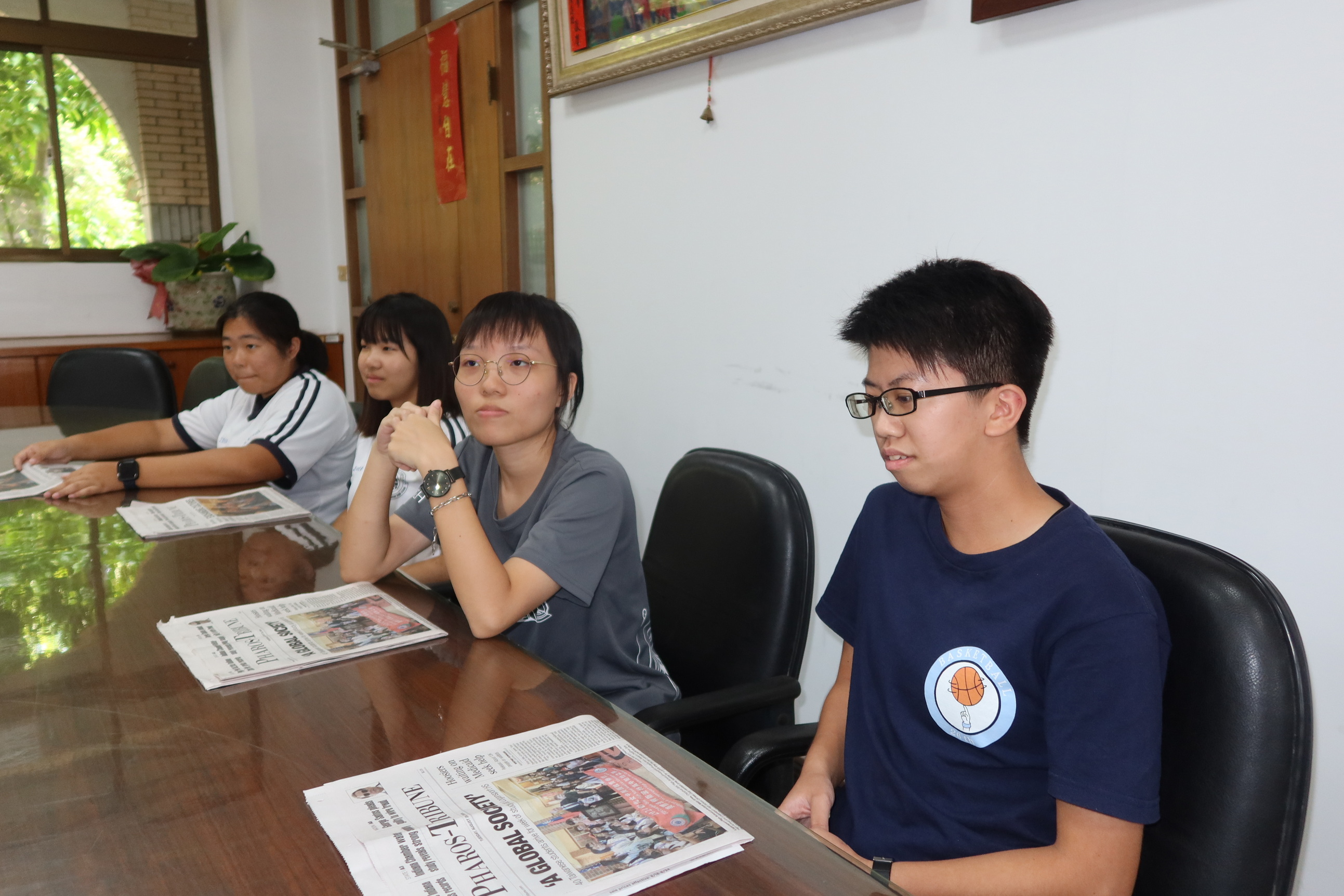 ▲彰化女中校長陳香妘和同學們分享這趟「美國交流學習之旅」豐富收穫。（記者張溎壕攝）