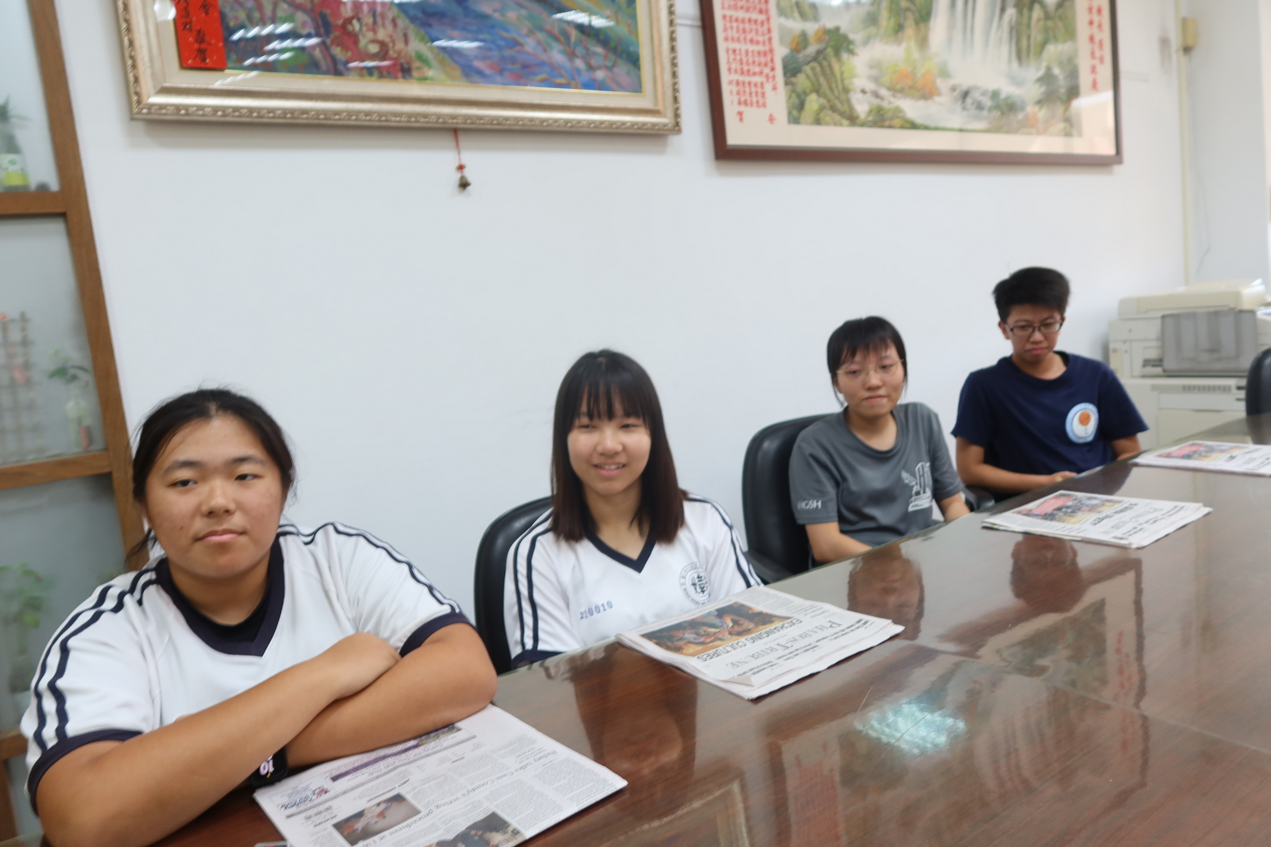 ▲彰化女中校長陳香妘和同學們分享這趟「美國交流學習之旅」豐富收穫。（記者張溎壕攝）