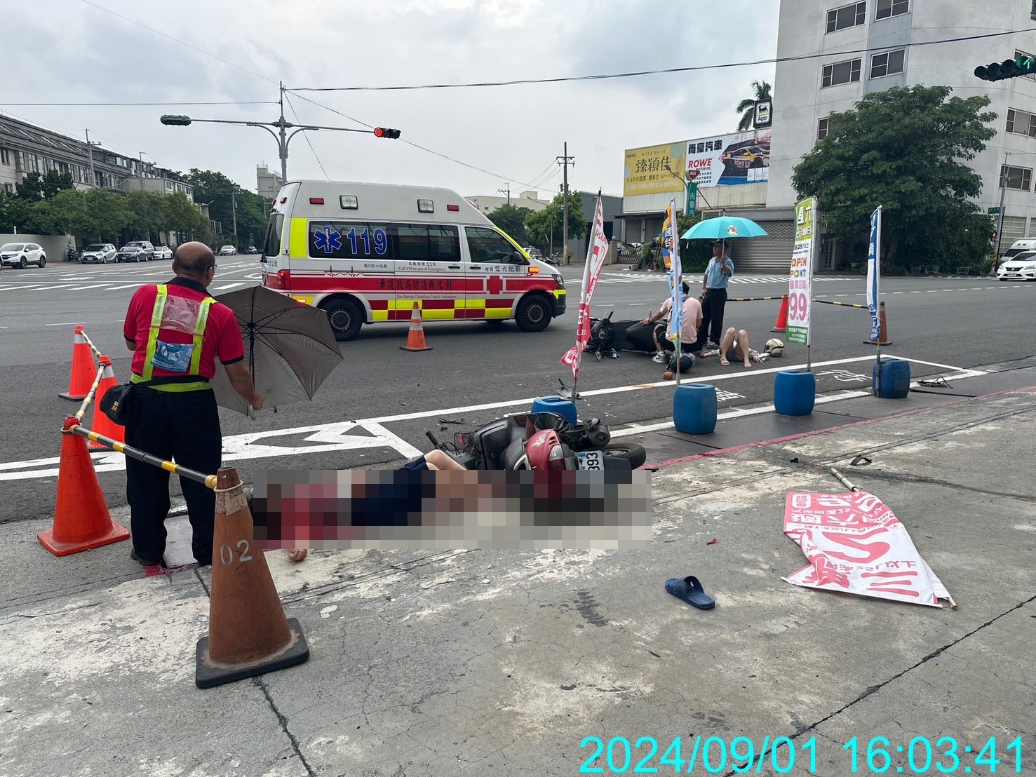 ▲八旬阿嬤騎機車行經彰化市彰鹿路與秀安路口時，疑闖紅燈穿越馬路，與一對男共乘的機車發生碰撞，3人均被噴飛倒地，送醫救治。（民眾提供）