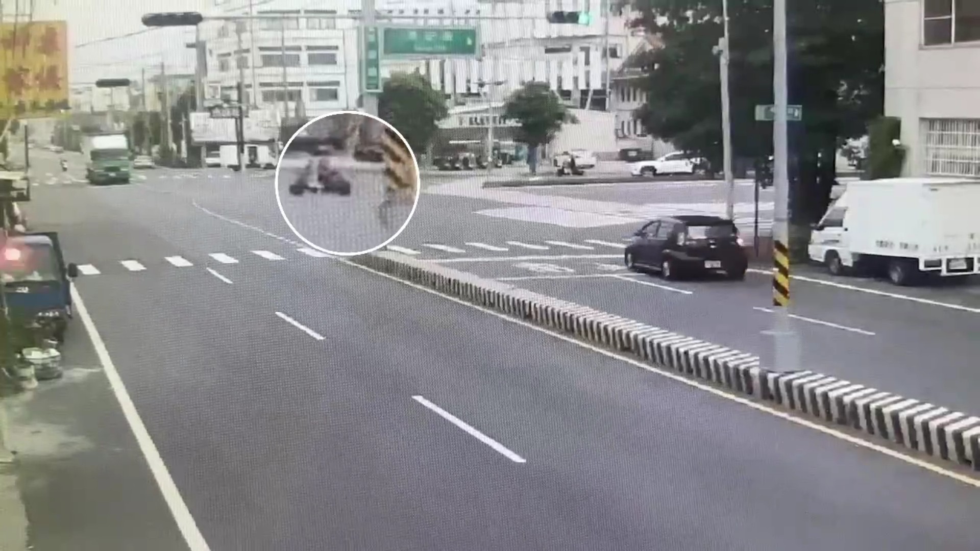 ▲八旬阿嬤騎機車行經彰化市彰鹿路與秀安路口時，疑闖紅燈穿越馬路，與一對男共乘的機車發生碰撞，3人均被噴飛倒地，送醫救治。（民眾提供）
