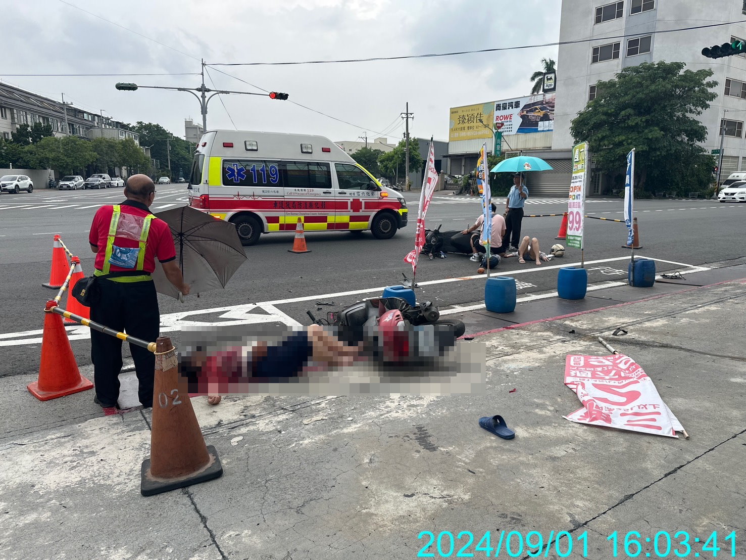 ▲八旬阿嬤騎機車行經彰化市彰鹿路與秀安路口時，疑闖紅燈穿越馬路，與一對男共乘的機車發生碰撞，3人均被噴飛倒地，送醫救治。（民眾提供）