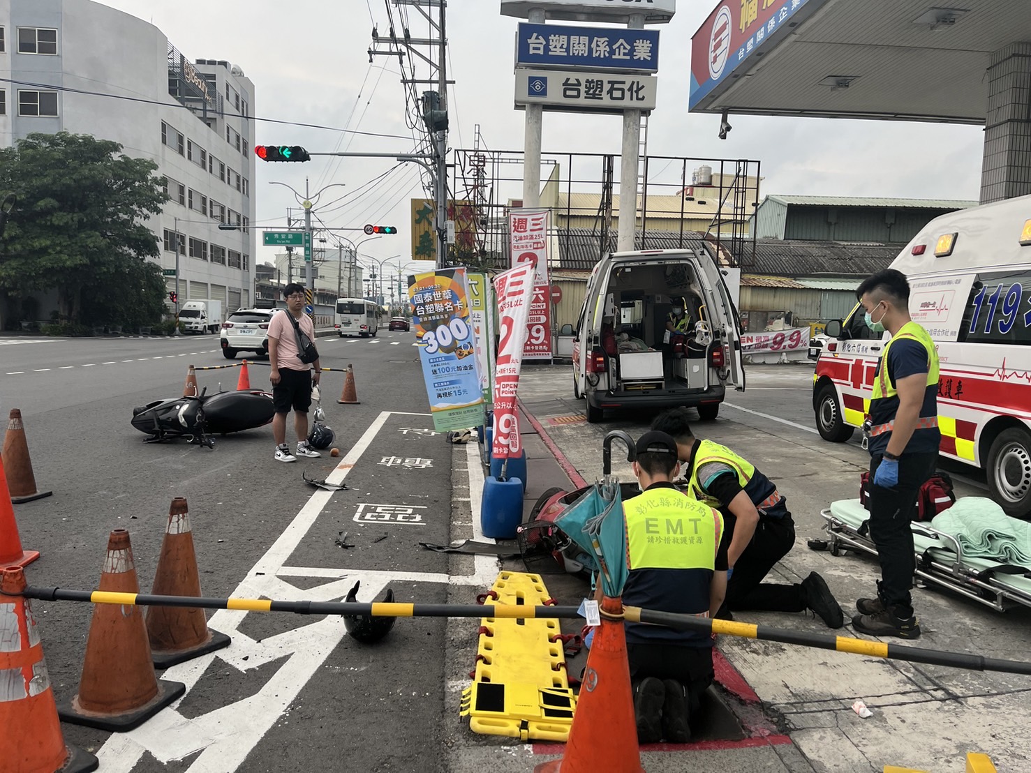 ▲八旬阿嬤騎機車行經彰化市彰鹿路與秀安路口時，疑闖紅燈穿越馬路，與一對男共乘的機車發生碰撞，3人均被噴飛倒地，送醫救治。（民眾提供）