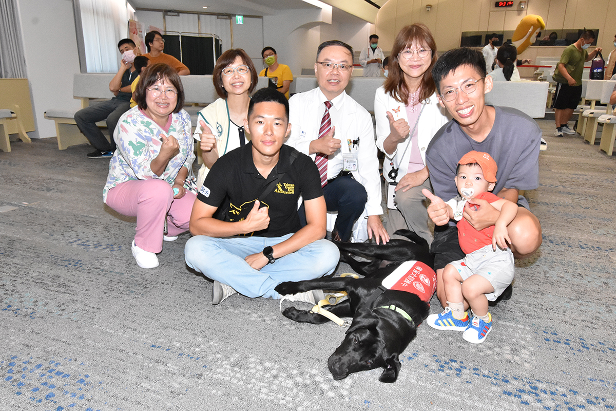 ▲台灣導盲犬協會狗天使，受邀和早產兒家庭遊戲互動，陪伴小腳ㄚ們同歡共樂。（彰基醫院提供）