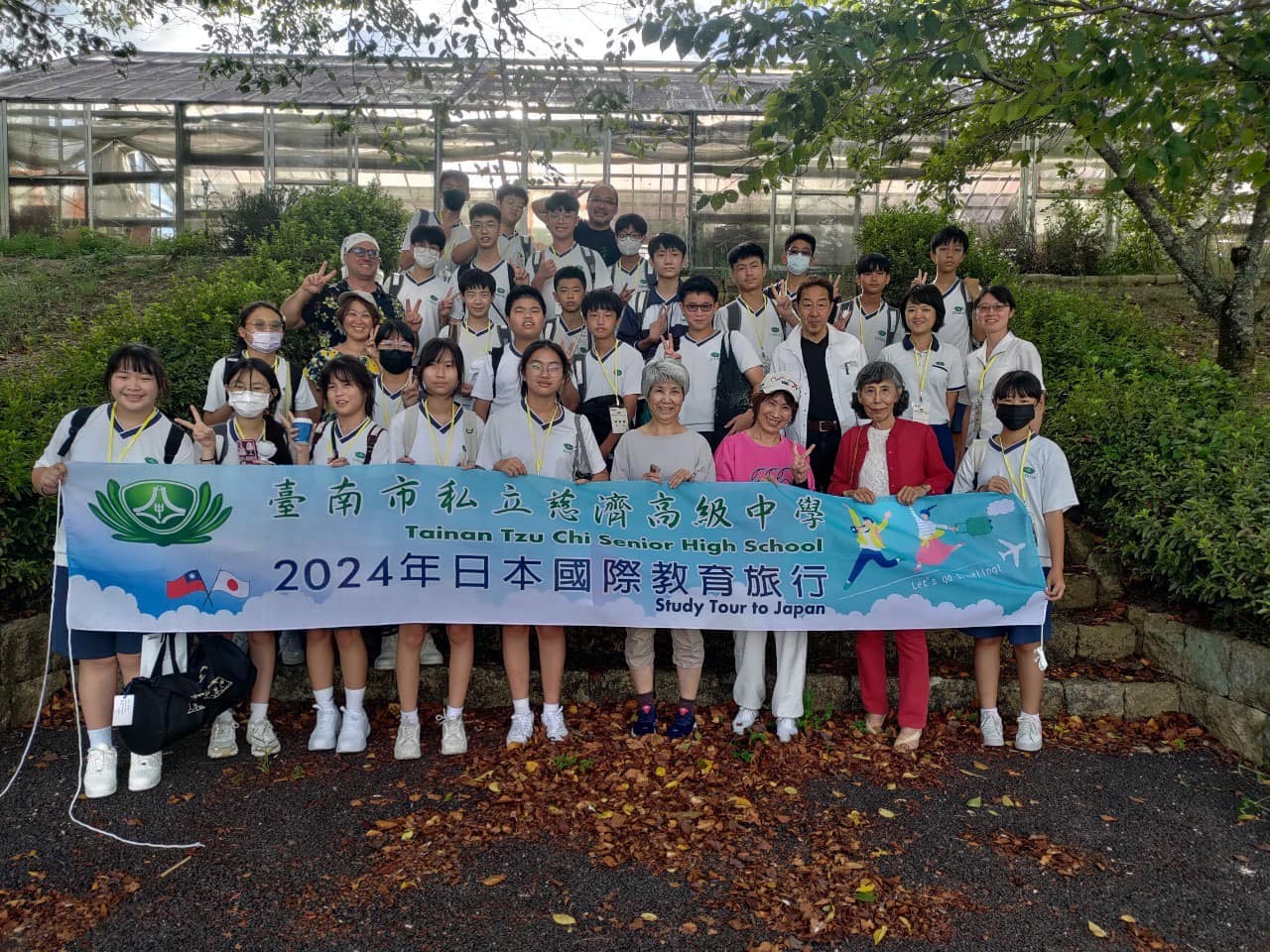 熱情的寄宿家庭爸爸媽媽和師長同學一起合影留念。