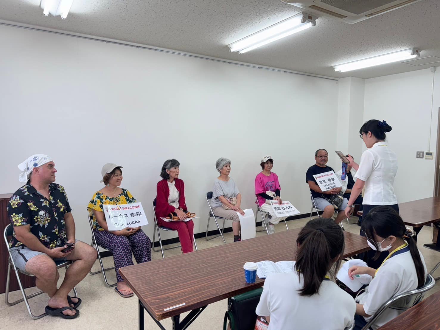 宜珊老師代表學校用日文向寄宿家庭致感恩詞,感謝爸爸媽媽們照顧我們的同學。
