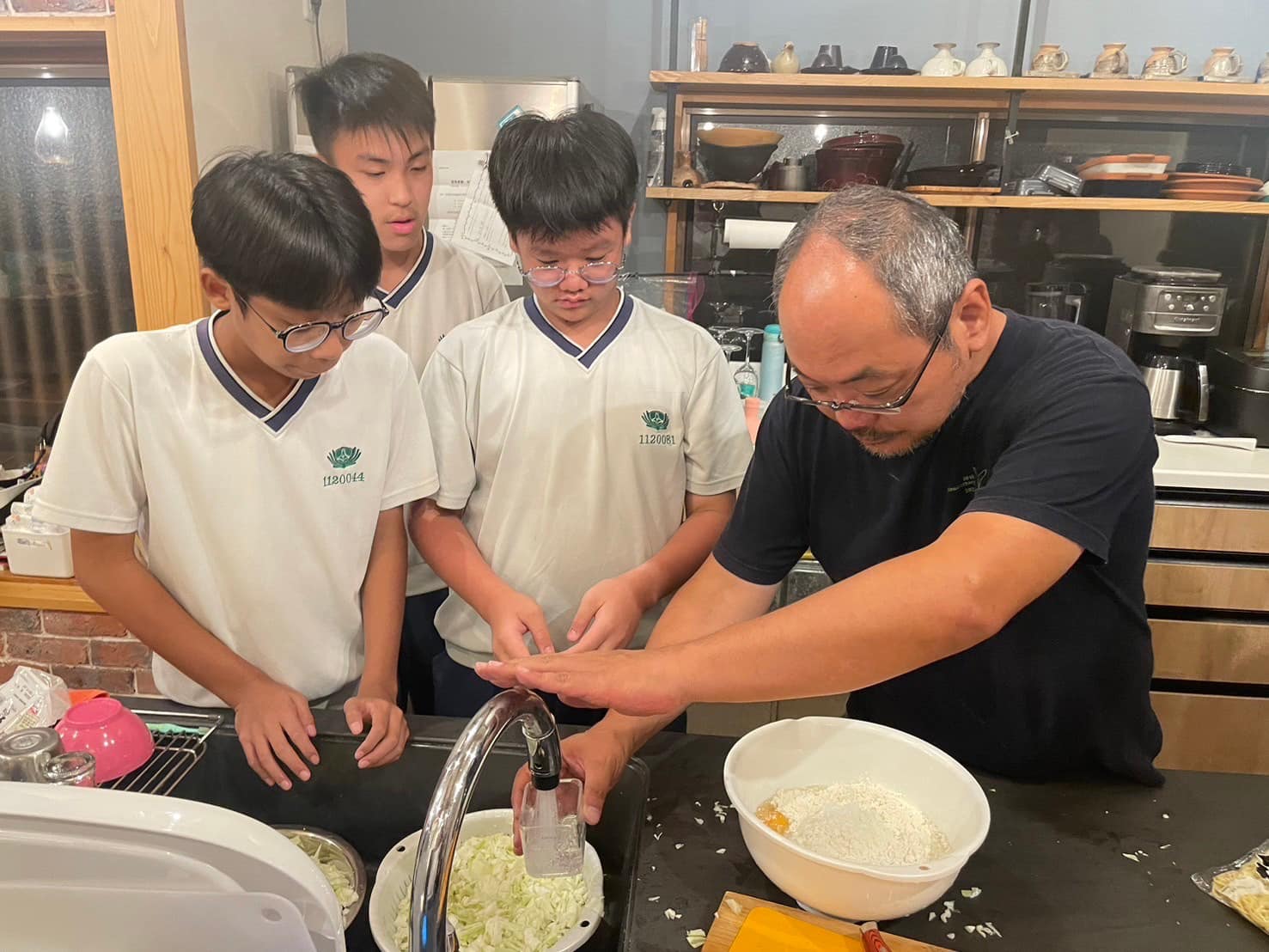 同學和寄宿家庭爸爸一起製作美味的日本料理,在異國也能感受到家的溫度。