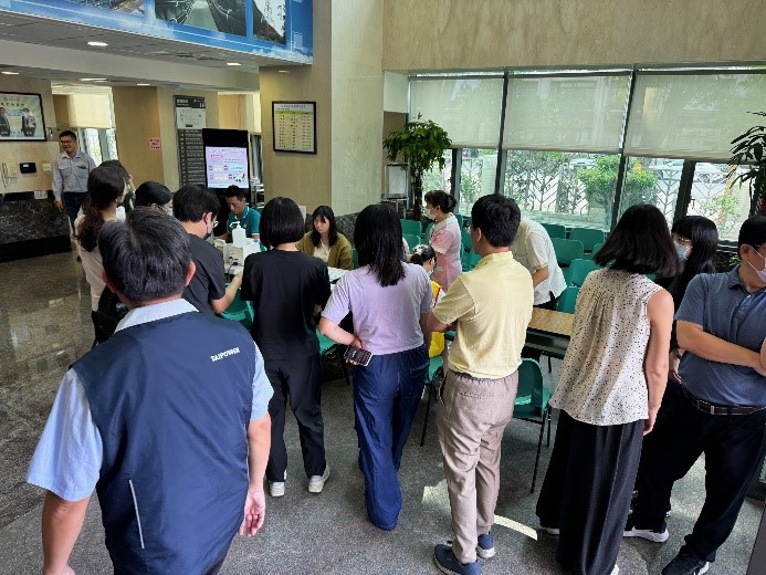 可能是 9 個人、大家在讀書和文字的圖像