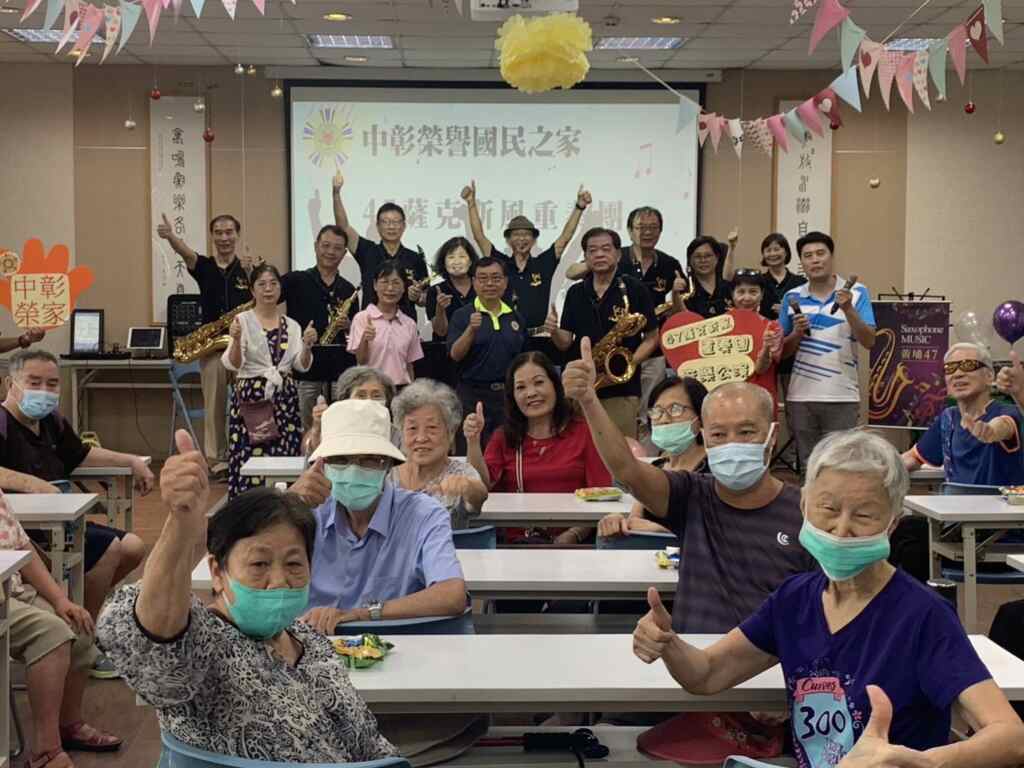 ▲中彰榮家副主任陳介生感謝47薩克斯風重奏團成員於退休後,仍不忘關懷榮家長輩,不辭辛勞至本家盛情表演,用音樂與住民長輩同樂,豐富其精神生活。(記者林明佑翻攝)