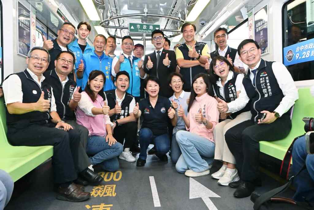 ▲台中市長盧秀燕今天在捷運北屯總站首度開箱紅牛賽車彩繪列車,車廂內部完全複製當日市政路封街展演的現場,令人驚艷。(記者張玉泰攝)