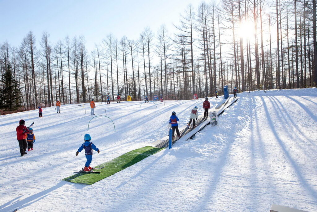 第一波粉雪期間,親子滑雪新手可以避開旺季擁擠的纜車排隊人潮,享受更大更寬敞的滑雪空間,是提升技巧的最佳時間點。圖片來源:Club Med
