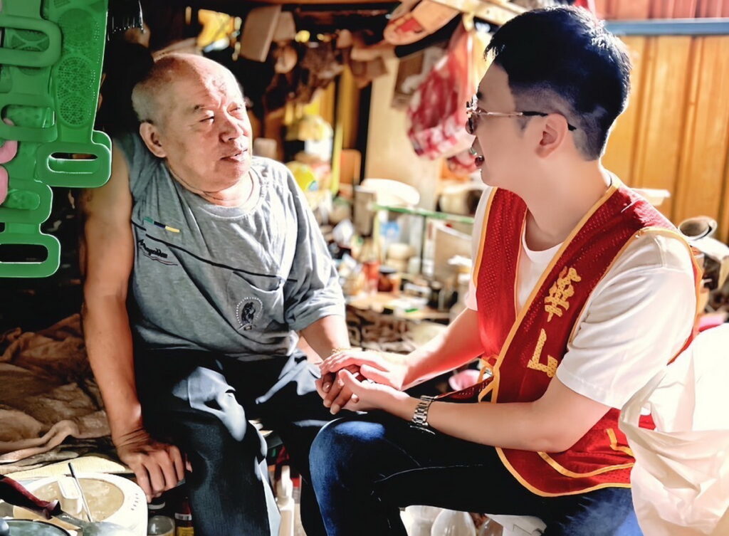 義工與史阿公相伴而坐,關心他的身體狀況。