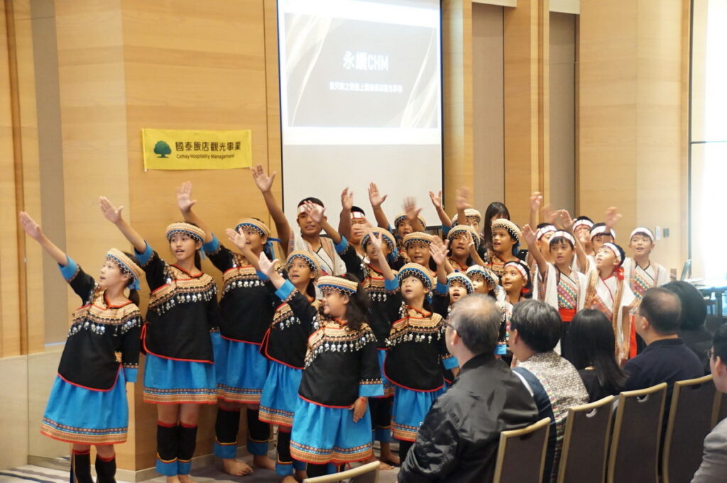巴楠花部落中小學孩童演出古調,答謝國泰飯店觀光事業。