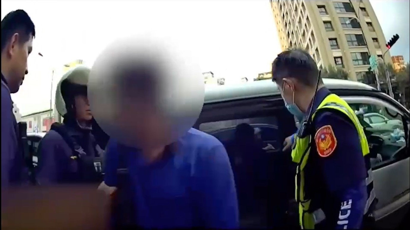▲圖說:中市員警巡邏時發現一部廂型車後座擠滿了外籍移工,上前一查全是逃逸移工 (圖/台中市政府 提供)