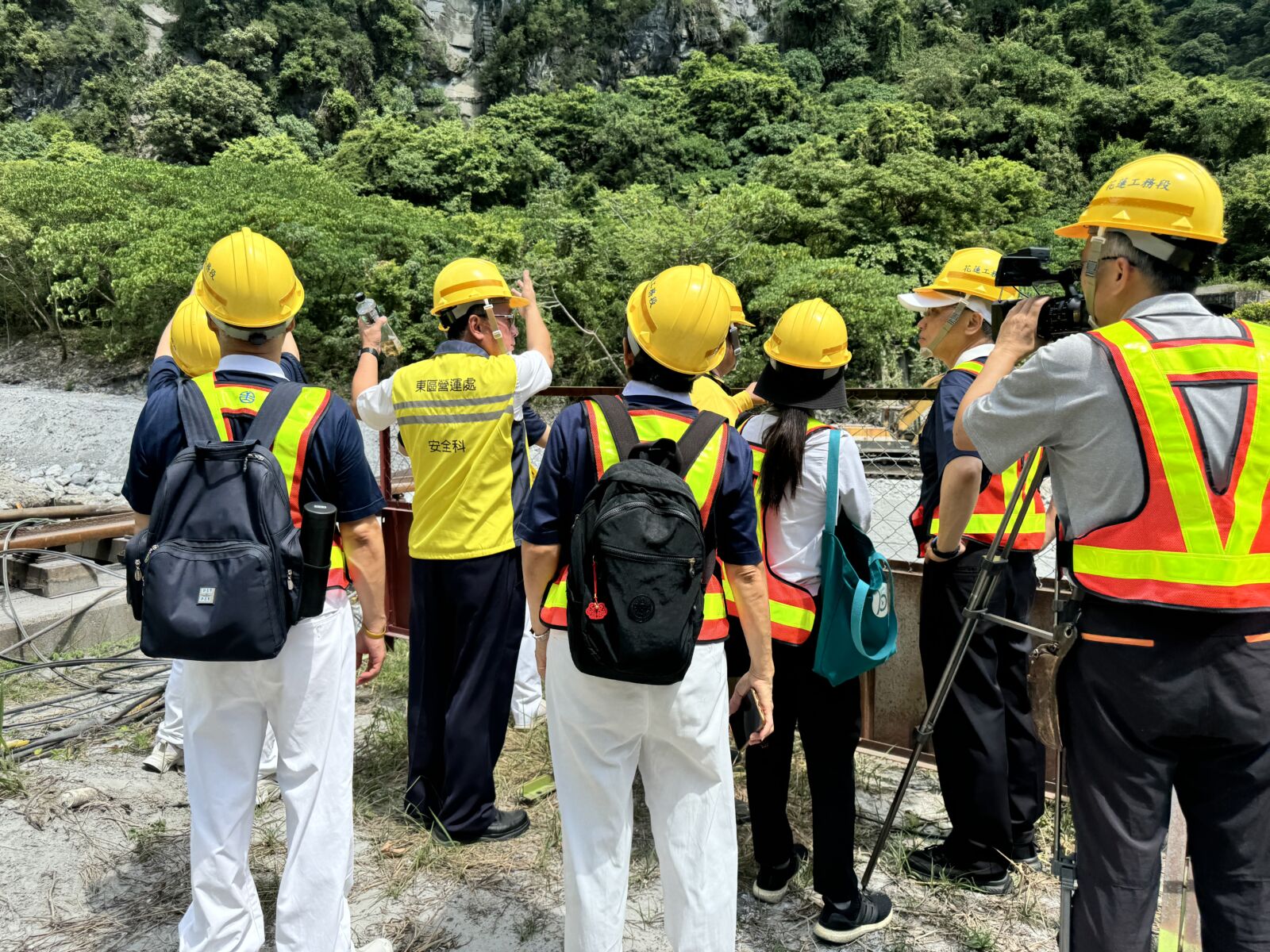 慈濟慰勞台鐵花蓮段搶修人員 送上營養品助力修復 238 慈濟慰勞台鐵花蓮段搶修人員 送上營養品助力修復 237