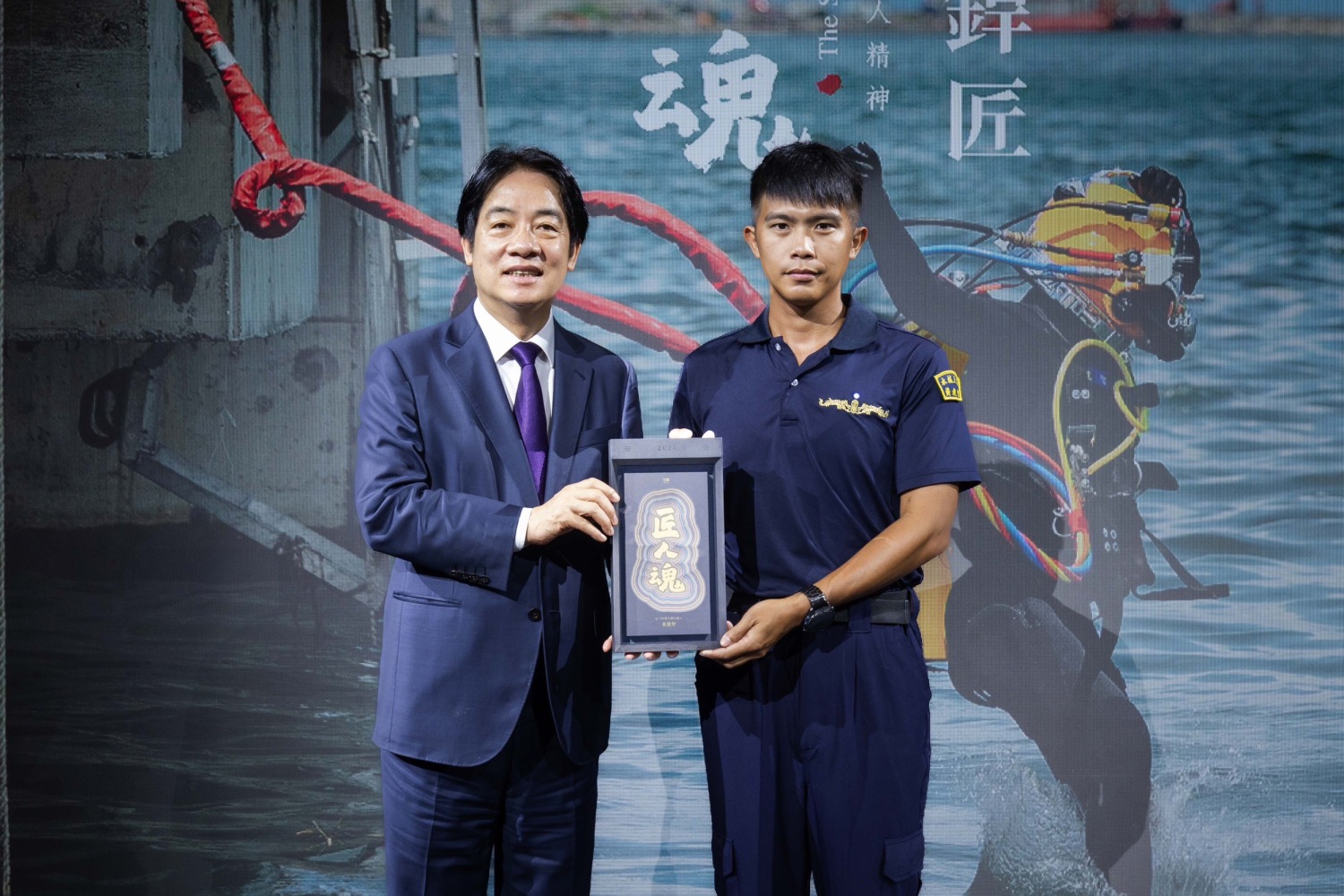 總統贈「匠人曆」給「黃建智」上士。 (圖/文總提供)