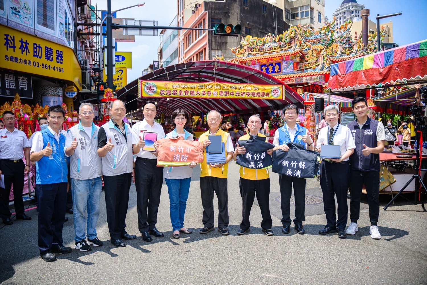 東寧宮已連續四年累計捐贈200套消防衣,這些捐贈不僅保障了消防同仁的安全,還提供了32部救災平板,讓外勤分隊能在第一時間掌握場所危險物品的資訊。(圖/記者林照東翻攝)