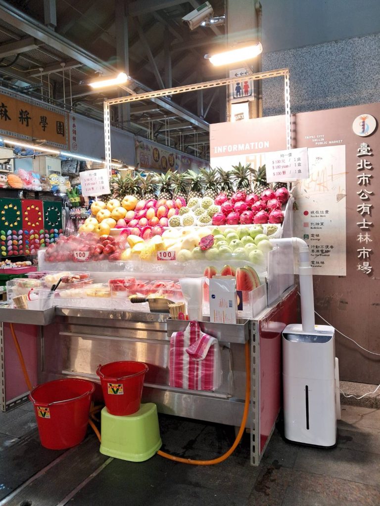 台北市市場處攜手北農,與士林市場自治會一同辦理平價水果攤。(北市府提供)