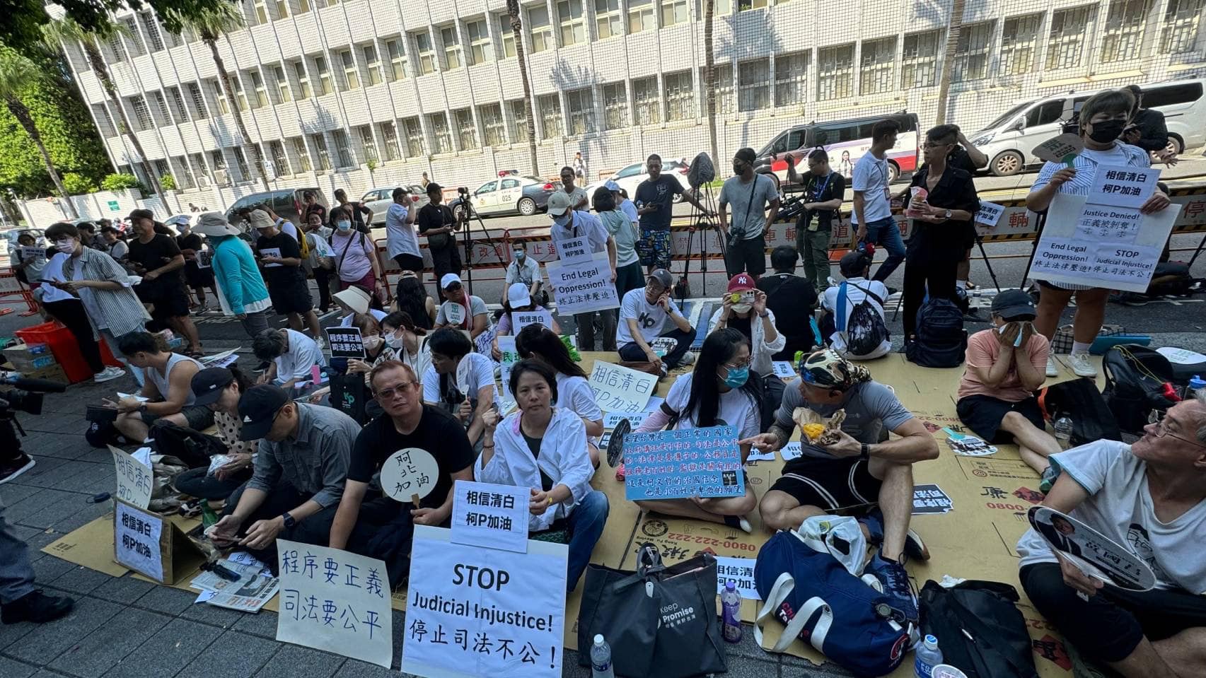 民眾黨全國不分區立法委員提名人李貞秀到北檢外喊小草們一起聲援「阿北!」柯文哲主席。(圖/翻攝自李貞秀臉書)