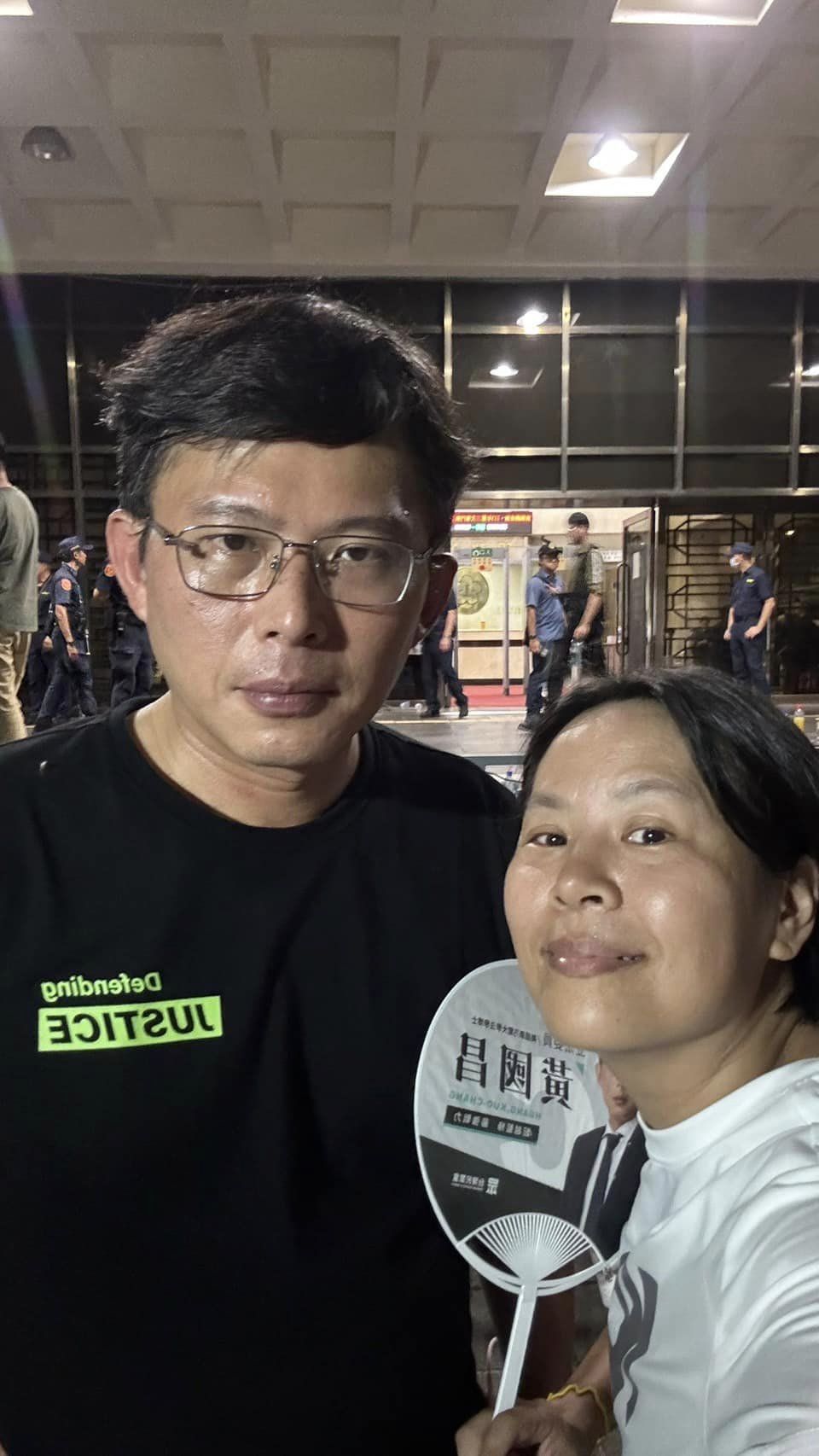 民眾黨全國不分區立法委員提名人李貞秀和同樣到場聲援柯主席的同黨不分區立委黃國昌合影。(圖/翻攝自李貞秀臉書)