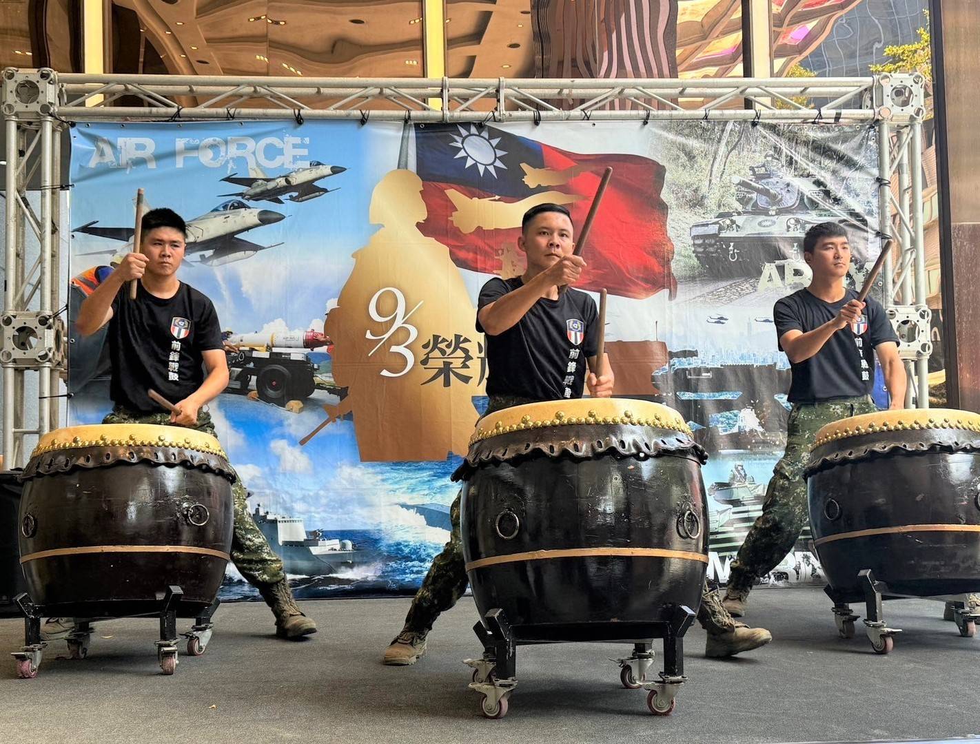 陸軍裝甲第584旅帶來精彩的戰鼓表演，為活動拉開序幕。（圖/記者黃溎芬翻攝）